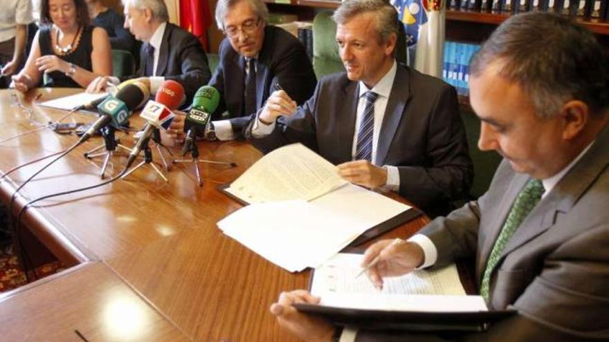 Carlos Varela, a la derecha, Alfonso Rueda y Miguel Ángel Cadenas, ayer, en la firma del convenio en Vigo. / j.l.