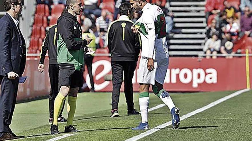 Qasmi abandona el terreno de juego tras ser expulsado.