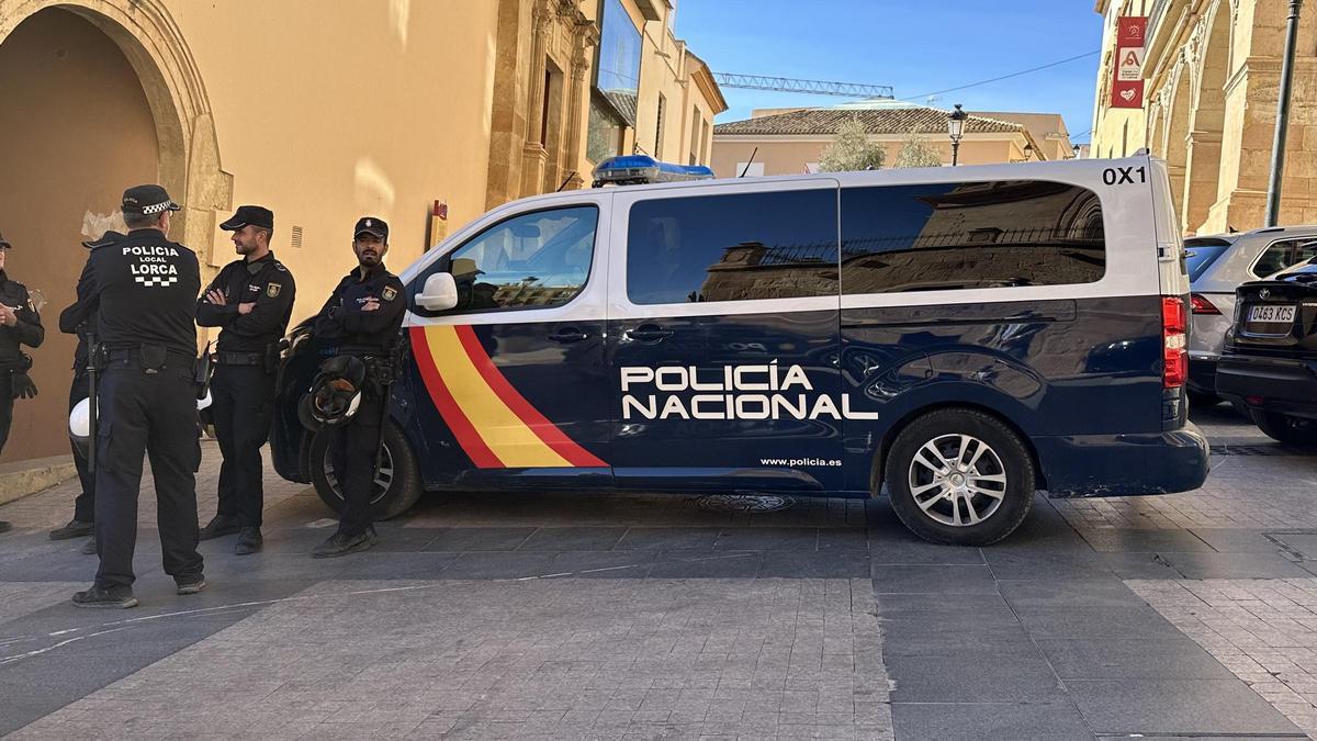 Parte del dispositivo policial desplegado esta mañana en la puerta del juzgado de Lorca.