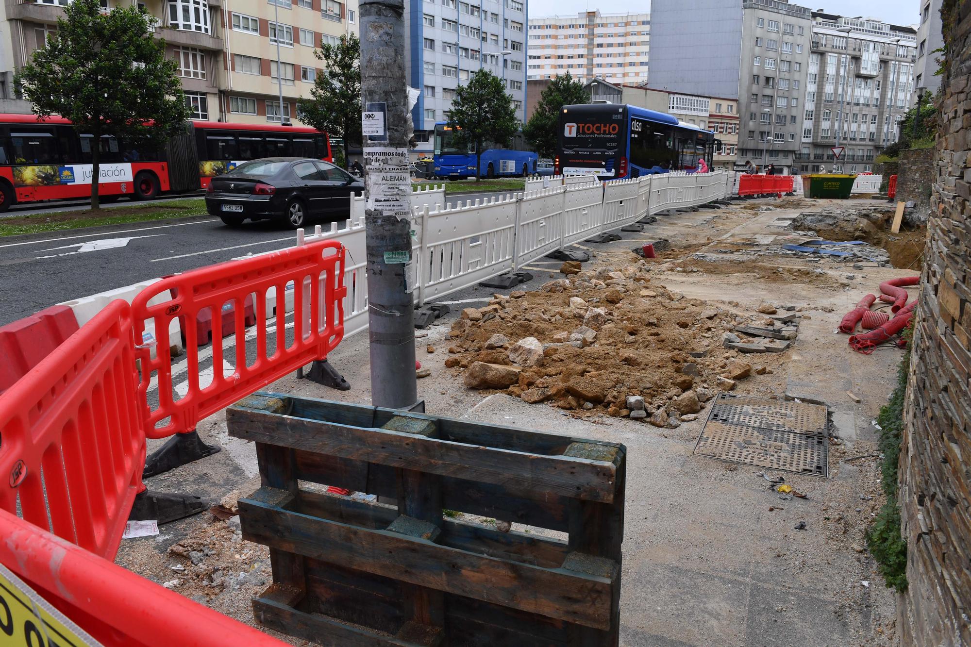 Suprimida la parada de bus por obras del ascensor de Os Castros