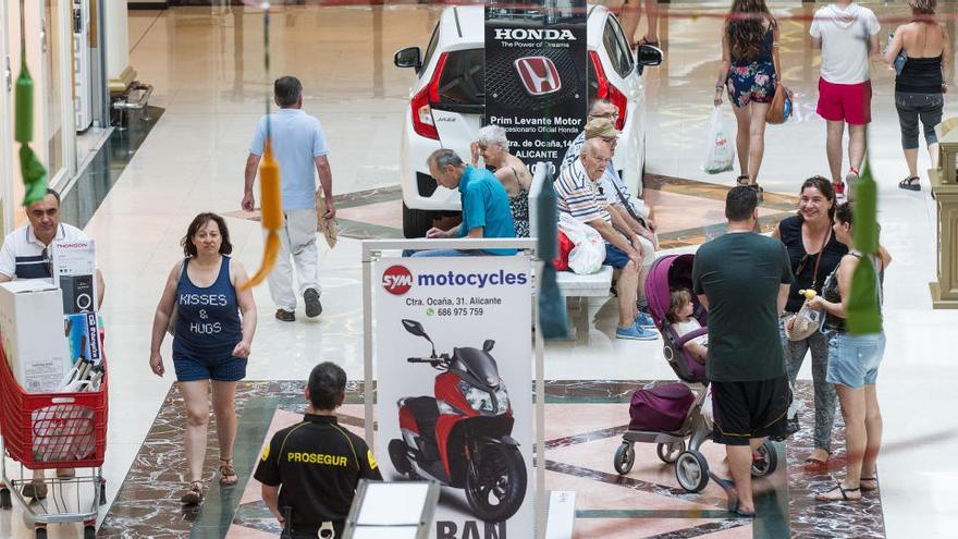 Un centro comercial de Alicante un día festivo este verano