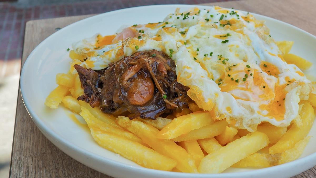 El rabo de toro desmigado con huevos rotos de Casa Toro.