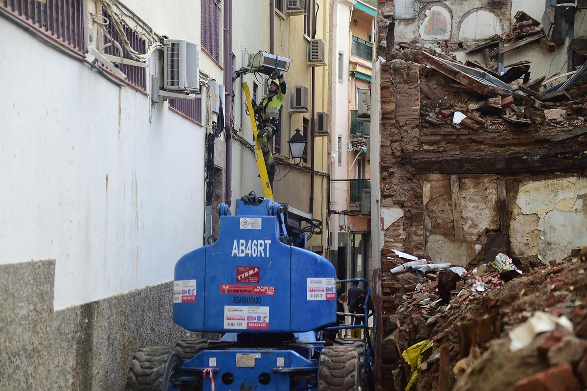 Bombero, en la zona del accidente laboral en Plasencia.