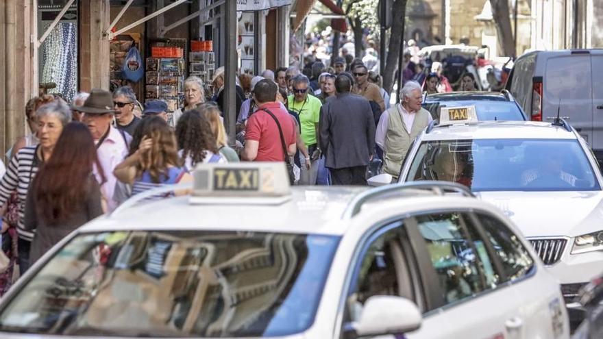 Una multitud de turistas pasea por una de las calles del centro de Palma.