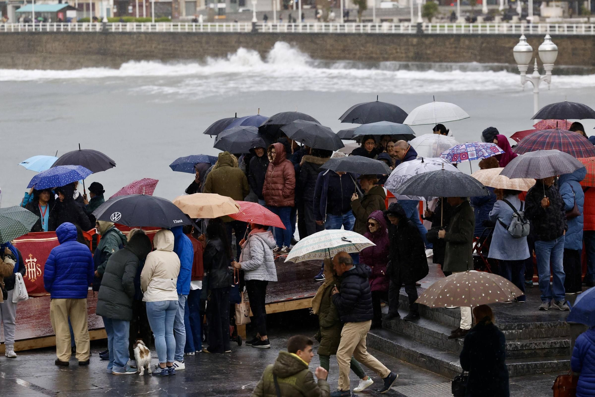 La lluvia frustra la procesión de las Lágrimas de San Pedro en Gijón