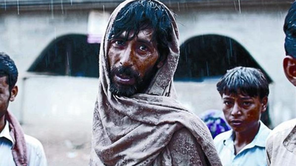 Uno de los miles de desplazados, bajo la lluvia, el domingo.