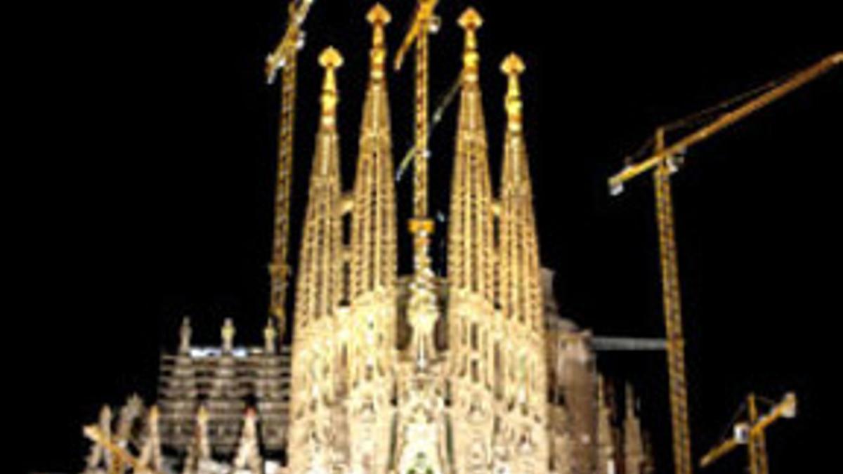 La Sagrada Família, antes y después del apagón.