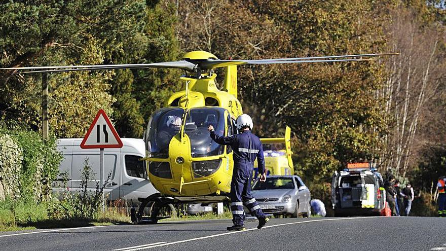 Un helicóptero del 112 aterrizó en la N-640, aunque no fue necesaria su intervención. |   // FOTOS: BERNABÉ/JAVIER LALÍN