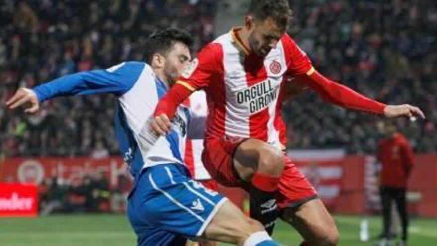 Stuani, intentant controlar una pilota en el partit contra el Deportivo a Montilivi.