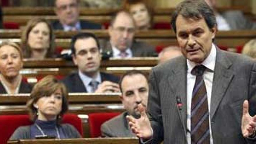 El Parlamento catalán es el más trabajador y el canario el que más descansa