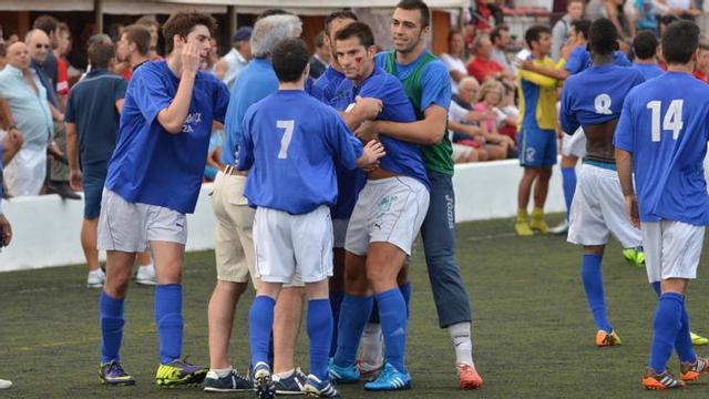 El jugador agredido es sujetado por sus compañeros