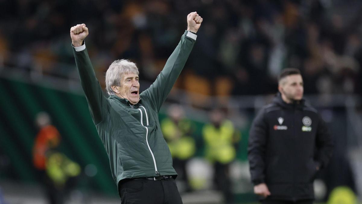 Manuel Pellegrini celebra un gol del Real Betis en el encuentro ante el Villarreal