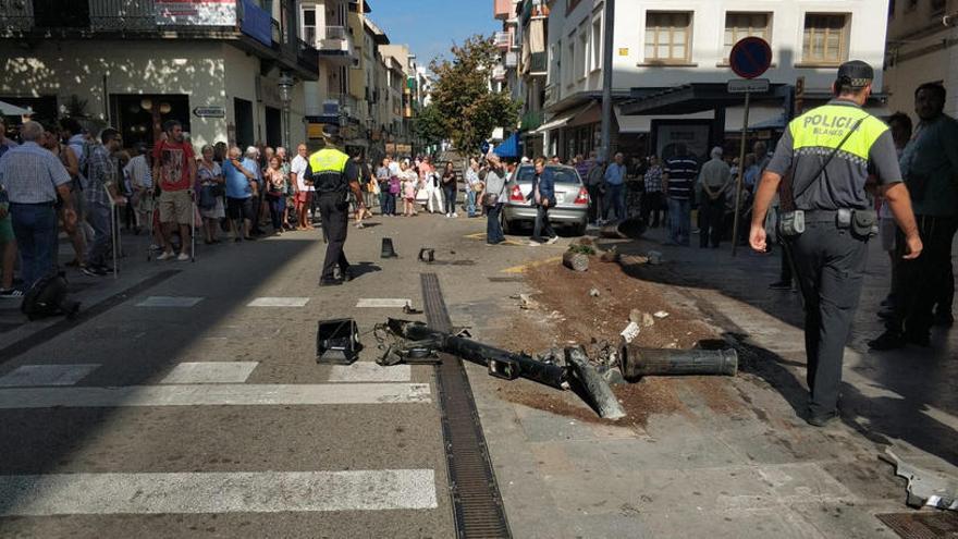 Espectacular accident al centre de Blanes