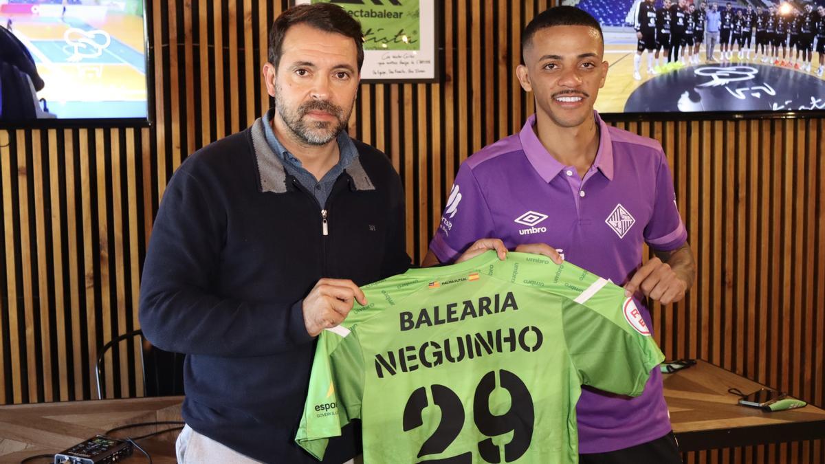Neguinho y José Tirado posan con la camiseta del Palma Futsal en el restaurante L&#039;Artista de Palma.
