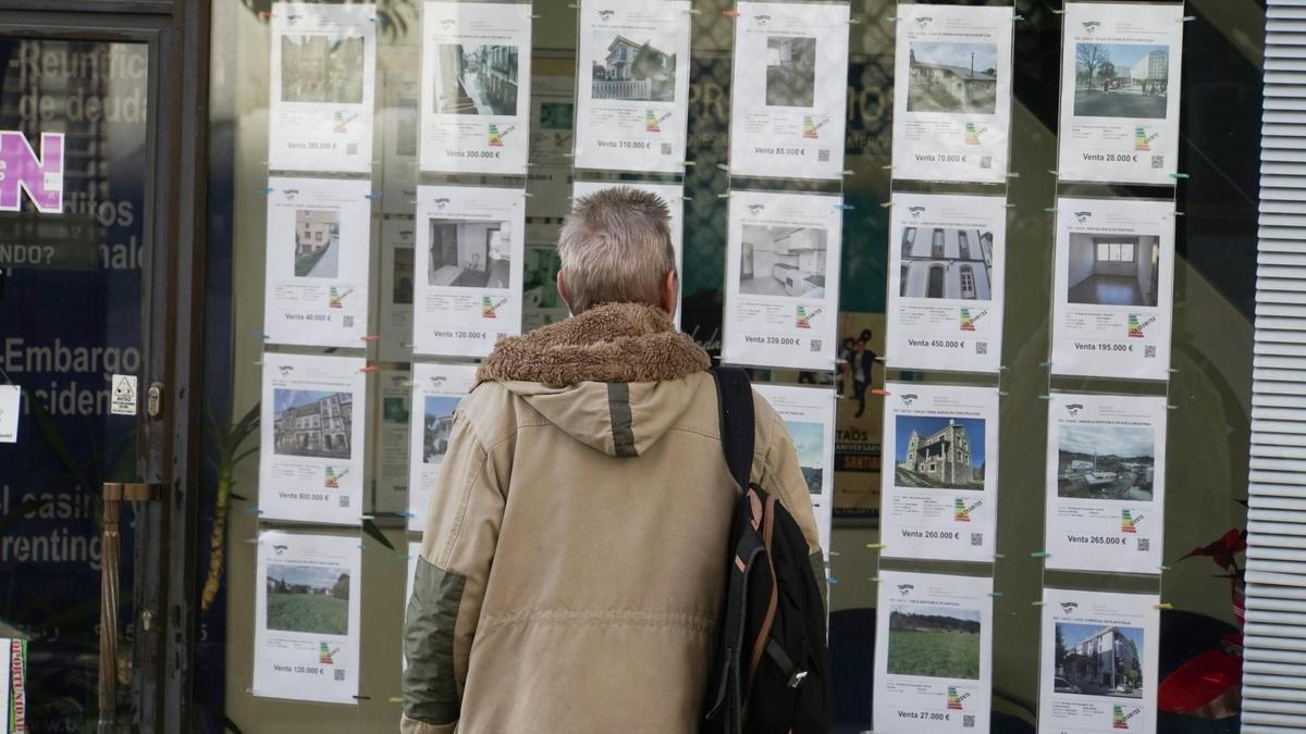 Una persona mirando anuncios de viviendas en una inmobiliaria en Santiago
