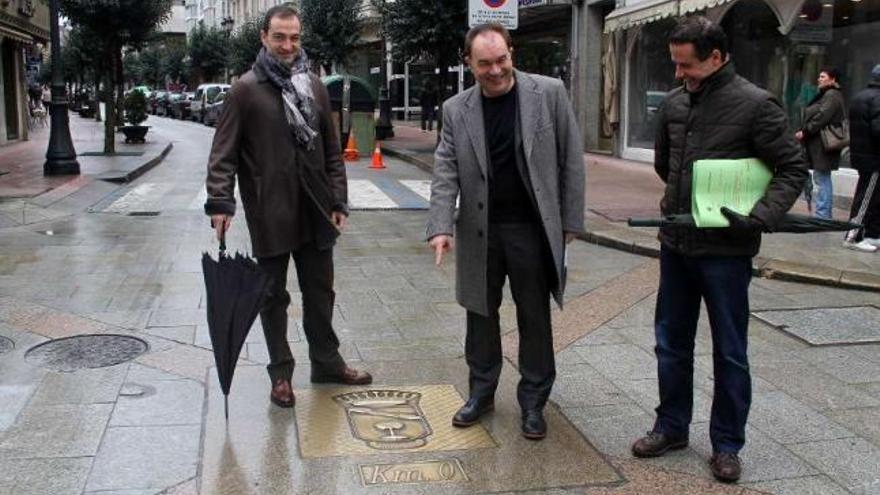 José Antonio Rodríguez, José Crespo y Salvador González, junto al kilómetro cero de Lalín.  // Bernabé