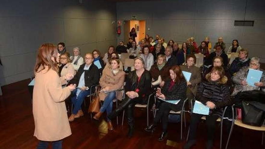 La charla sobre las ayudas del bono eléctrico gallego. // Noé Parga