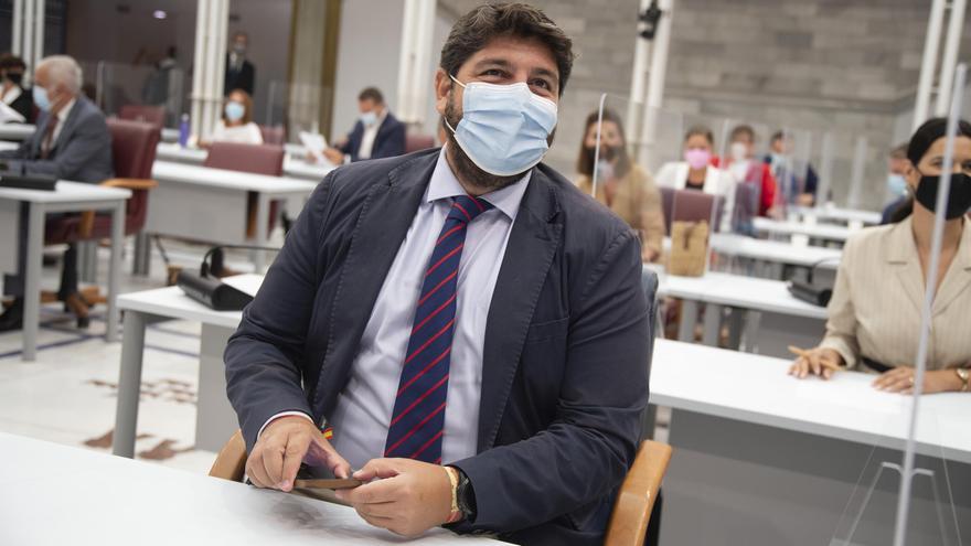 El presidente de la Comunidad, Fernando López Miras, sostiene su móvil, en la Asamblea Regional.