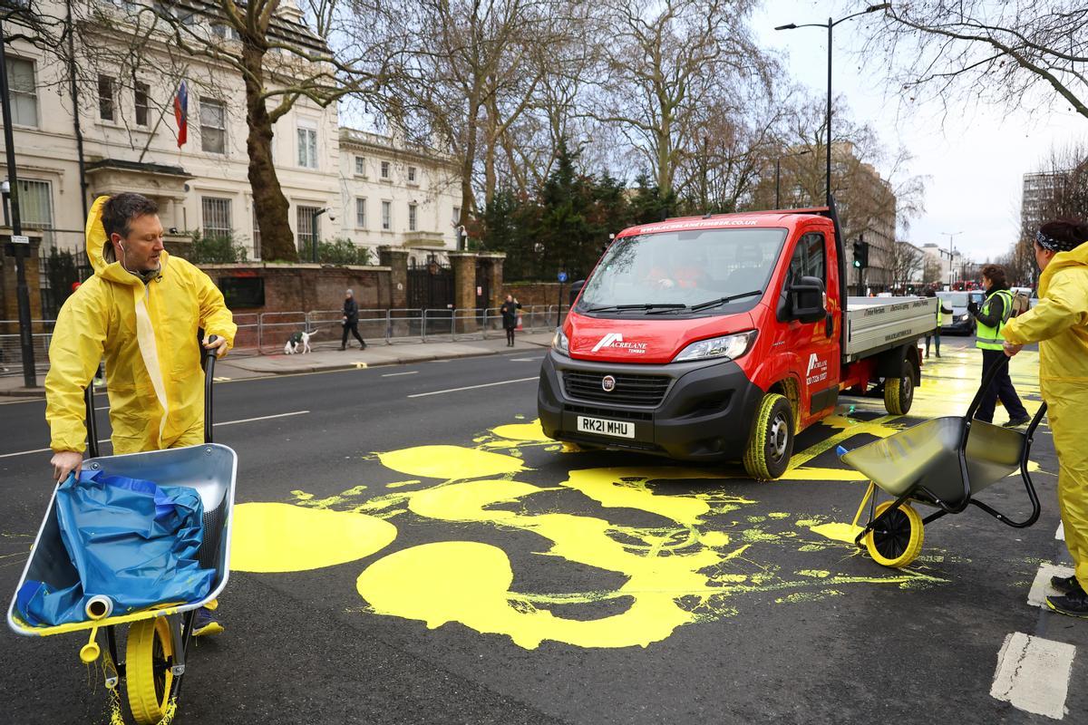 Activistas pintan la bandera de Ucrania frente a la embajada rusa en Londres