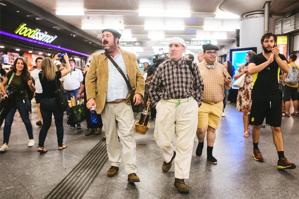 'Milana bonita' reivindica un tren digno para Extremadura en la estación de Atocha en Madrid