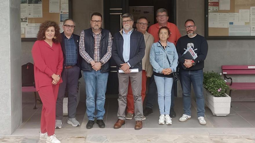 Raquel Agüeros, José Luis García González, José Manuel Baltar, Alberto Tirador, Alejandro Ferrer, Carmen Cuervo, Jesús Moro y Christian Cueto, ayer, en el Ayuntamiento de Illas. | CC OO