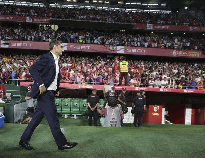 Imágenes de la decepción de los jugadores del FC Barcelona tras perder la Final de Copa del Rey ante el Valencia en el estadio Benito Villamarín, Sevilla.