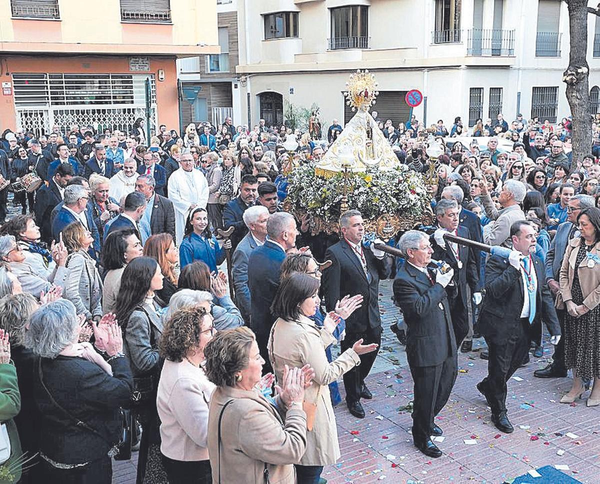 La Verge arriba a l'esglèssia de la Trinitat de Castelló.