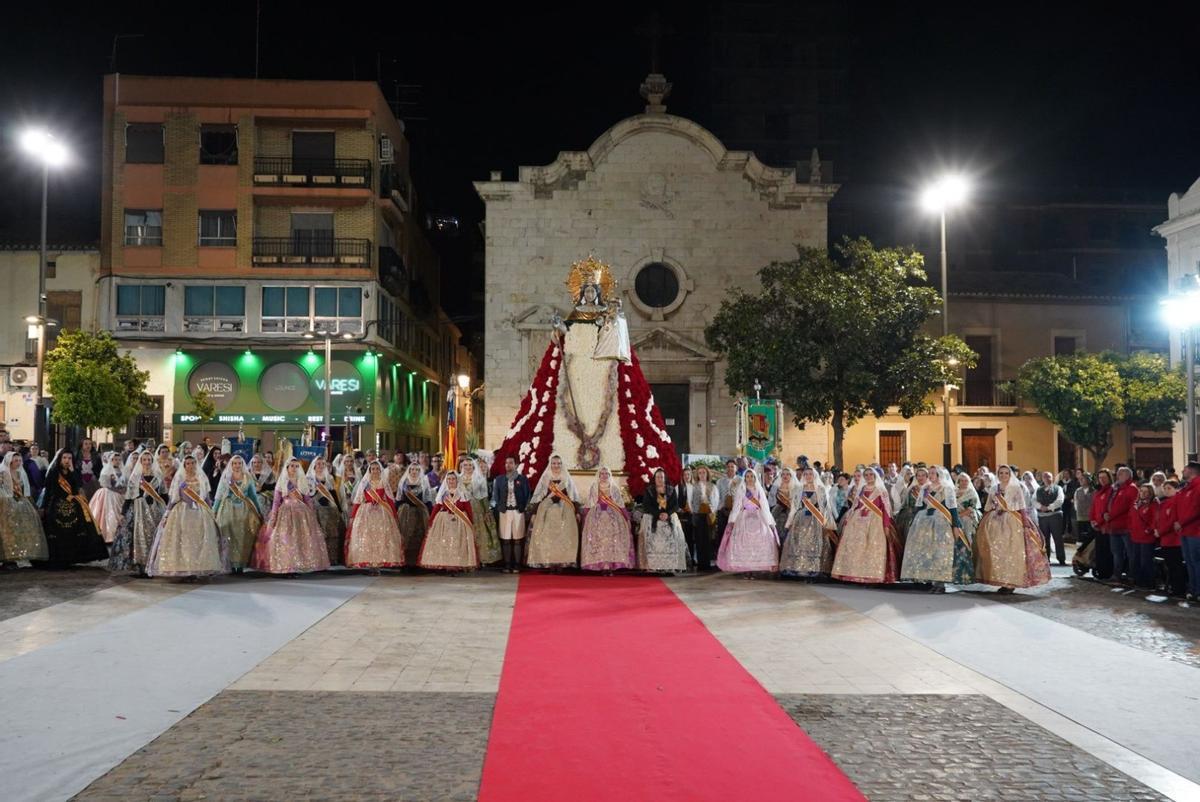 Celebración de la tradicional ofrenda fallera a la Virgen de los Desamparados 2026 en Paterna.