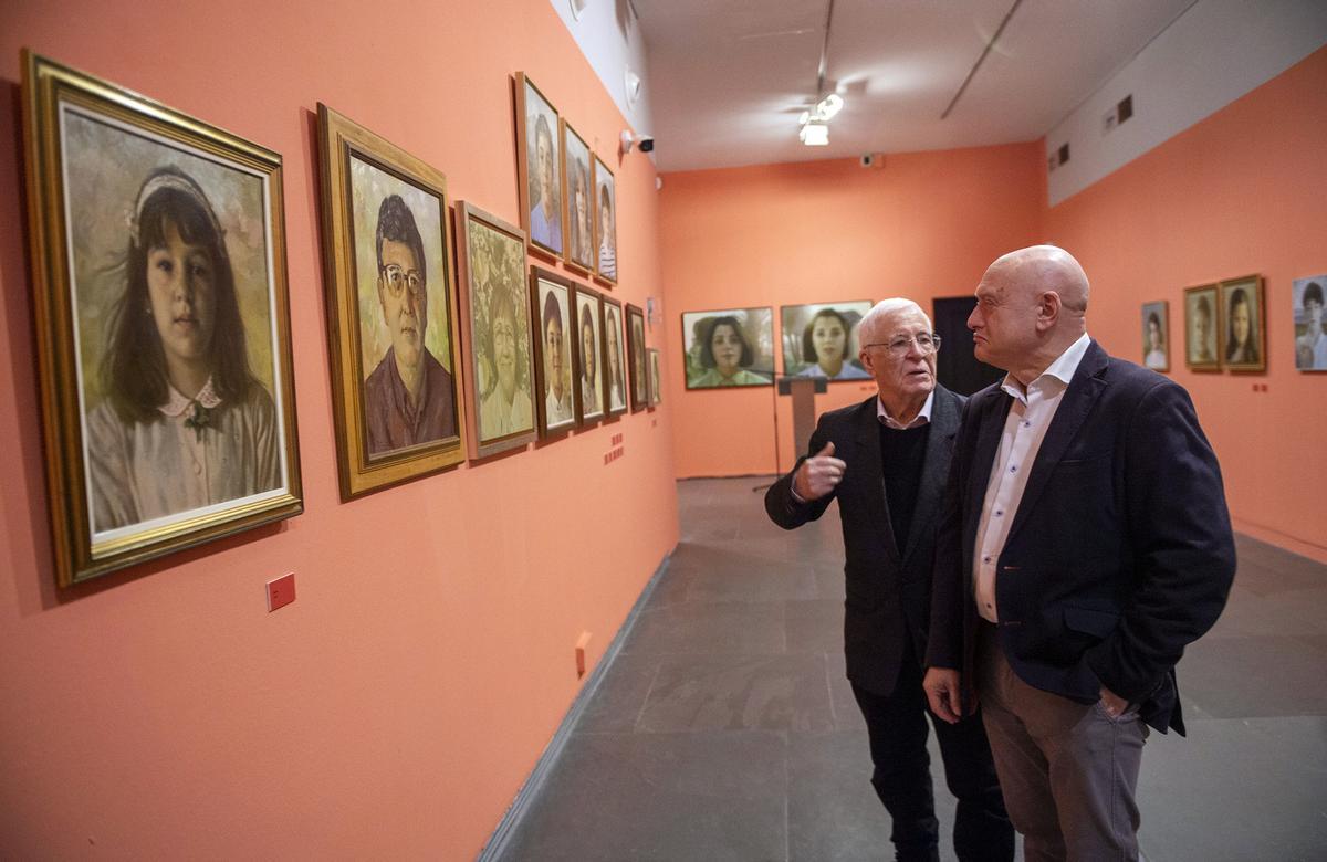 El artista y el diputado de Cultura, ante algunas de las obras de la muestra.