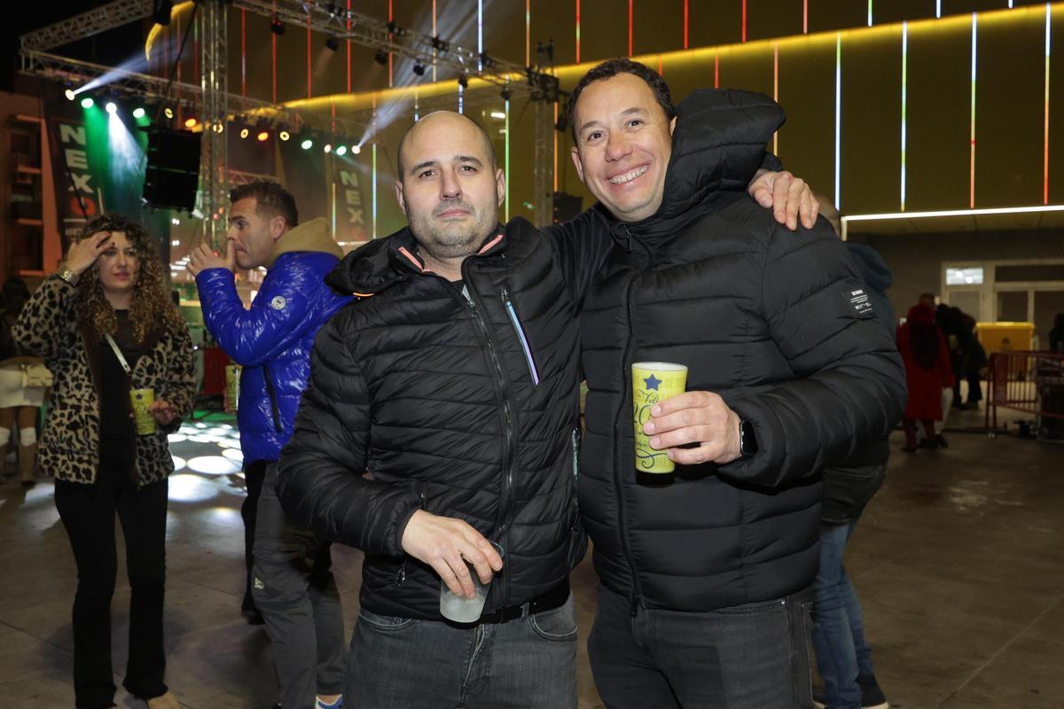 Galería de imágenes: Tardeo en la plaza del Estadio de la Cerámica de Vila-real