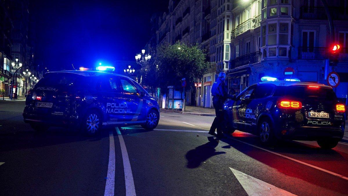 Coches de la Policía Nacional durante el toque de queda.