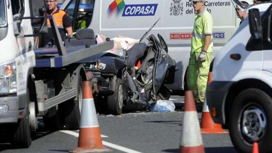 Un matrimonio de octogenarios fallece aplastado en su coche por un camión