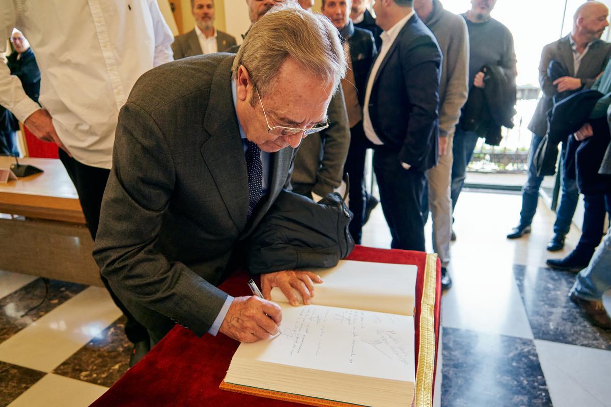 José María Bermejo, expresidente del Cáceres, firma en el Libro de Honores y Distinciones.