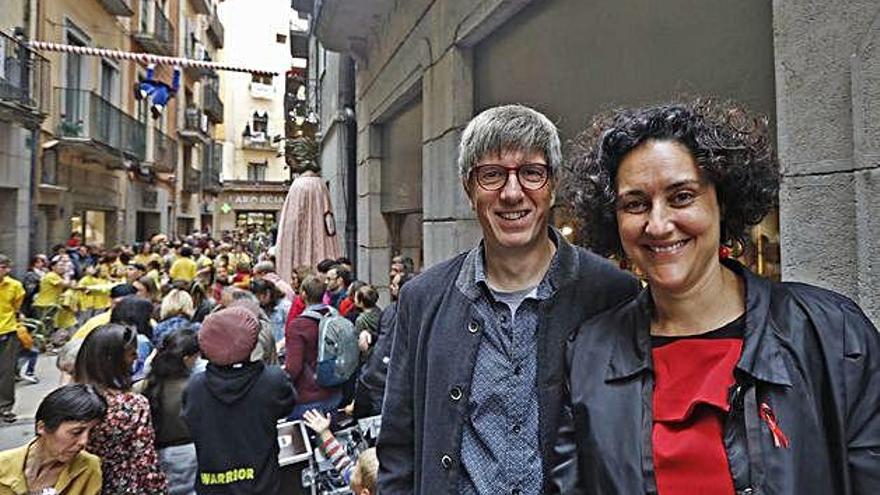 Els pregoners, a punt de penjar el llegendari personatge al carrer de l&#039;Argenteria, que marca l&#039;inici de les Festes de Primavera.