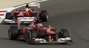 Els pilots de Ferrari, Fernando Alonso (en primer terme) i Felipe Massa, durant la carrera del GP de Bahrain.