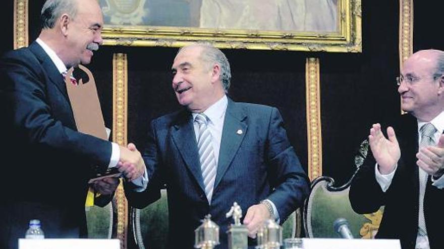 A la izquierda, Armando Prida recibe de manos del rector, Vicente Gotor, en presencia de Carlos F. Collado, el premio de Asicom. A la derecha, la directora de LA NUEVA ESPAÑA, Ángeles Rivero, tras la firma de adhesión al Compromiso con la Libertad de Expresión, en el Paraninfo de la Universidad. / nacho orejas