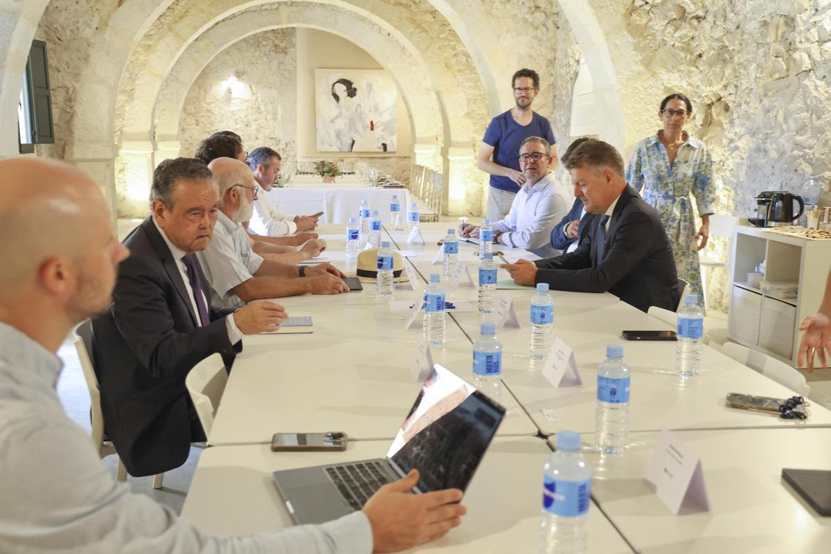 Andrés Pedreño, segundo por la izquierda, en una actividad desarrollada en Torre Juana.