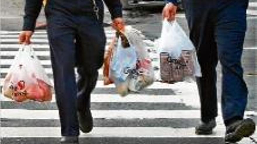 El comerç farà pagar les bosses de plàstic a partir de 2016