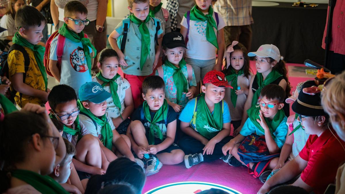 Un grupo de escolares participa en un cuentacuentos en la Feria del Libro de Badajoz.