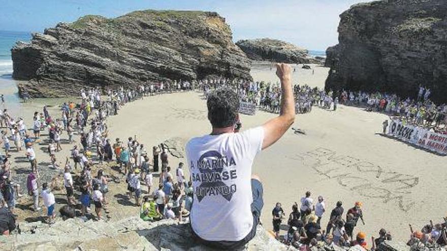 Manifestación de los trabajadores de Alcoa, ayer, en la playa de Las Catedrales.