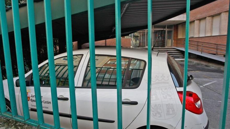 Un coche oficial aparcado en la cochera del Servicio de Sanidad