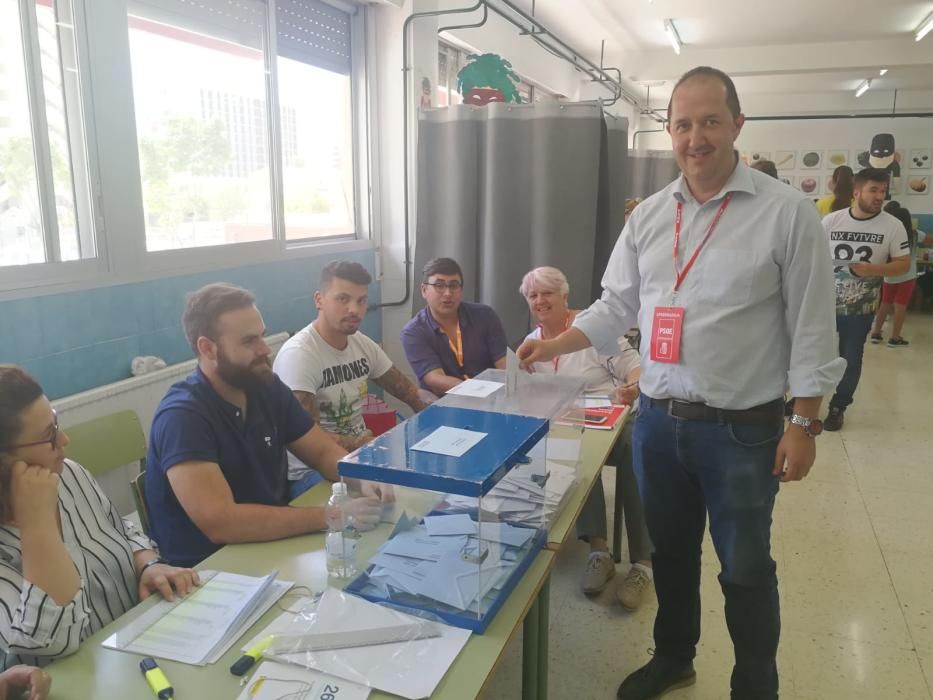 Los candidatos de Benidorm votando en las urnas