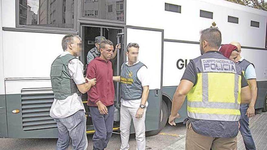 Momento en que la Guardia Civil entrega a los detenidos a la Policía.