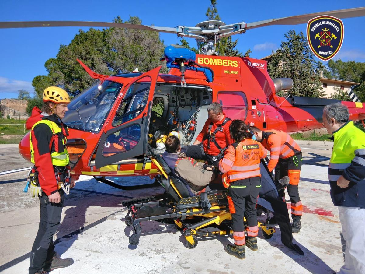 Bombers de Mallorca trasladan en helicóptero a Son Espases al joven lesionado en el Puig de Galatzó.