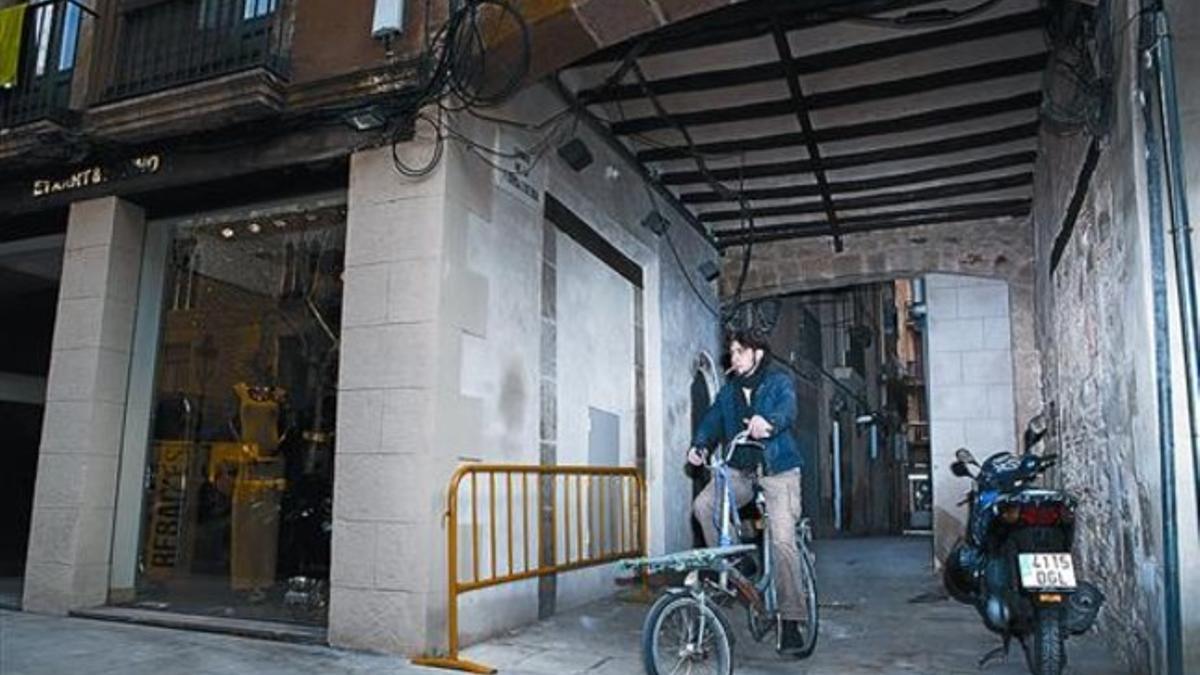 Un joven circula en bicicleta por la calle de la Formatgeria, ayer.