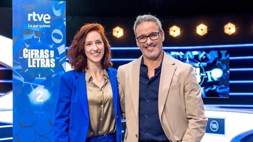 El presentador, Aitor Albizua, i la colaboradora, Elena Herraiz, de Cifras i letras de RTVE.