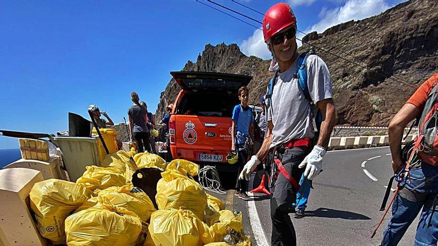 Más de 700 kilos de basura en las laderas de Igueste por el botellón