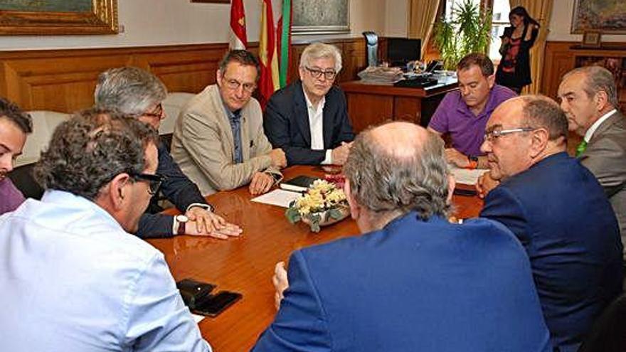 Francisco José Requejo, junto a los responsables de Zamora 10 durante la reunión.