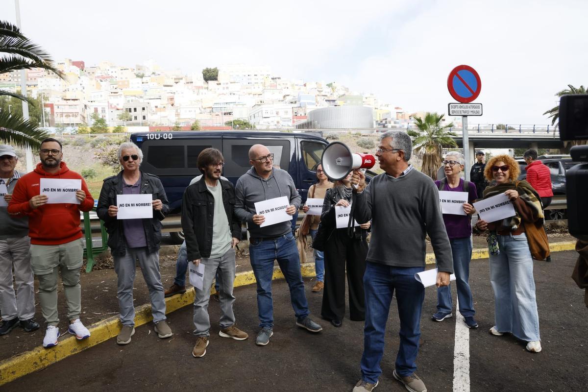 Protesta ante la llegada de la reina emérita Sofía a la ULPGC para ser investida Doctora Honoris Causa