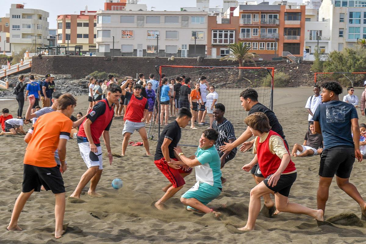 Los escolares participantes disfrutaron del fútbol, voleibol y balonmano en la playa